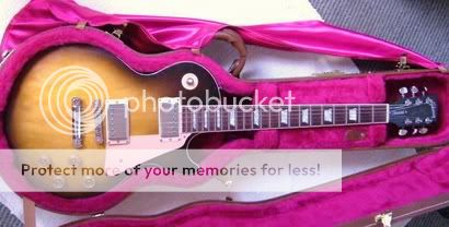 The industry standard, this guitar is instantly recognizable and boasts a wealth of history, being the choice of many of the world's top players...(quoted from the Gibson USA catalogue)
